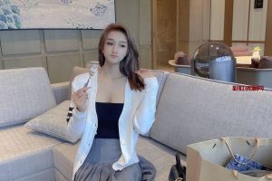 拉萨市混血网红 小野猫  身高166  维吾尔自治区小杨幂  有腹肌