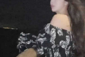 坐在保时捷副驾 堵车间隙服务