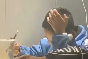 现在的小学生都这么屌了吗？跟女同学边写作业边抽烟 看这手法 姿势 神情 妥妥的老烟民啊