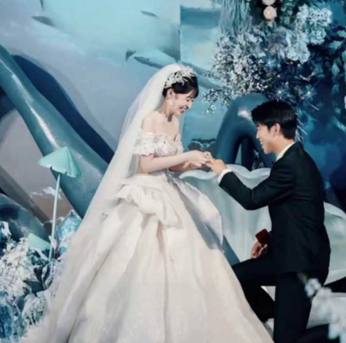 公务员献血事件！进藏旅行出车祸 女子简化事件经过 造成严重误解 丈夫出来辟谣 不是天龙人！