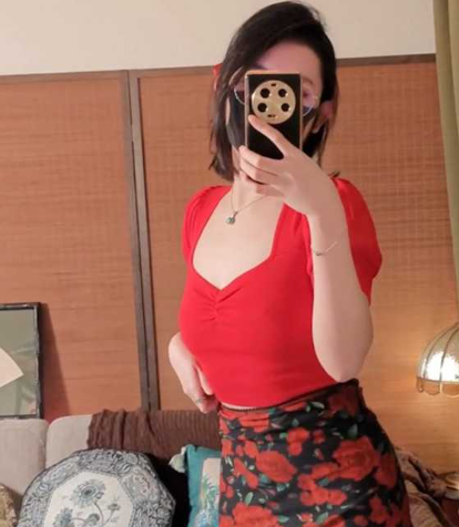 极品反差女神1咪 穿黑丝对镜子