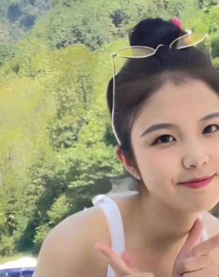 湖南师范大学 大一极品学妹李思雨 清纯女神私下却穿着