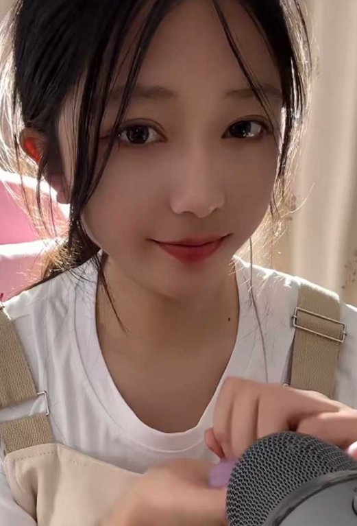 清纯女大学生下海 兼职做AMSR主播赚零花钱 受不了大哥礼物的诱惑 一步步越陷越深！