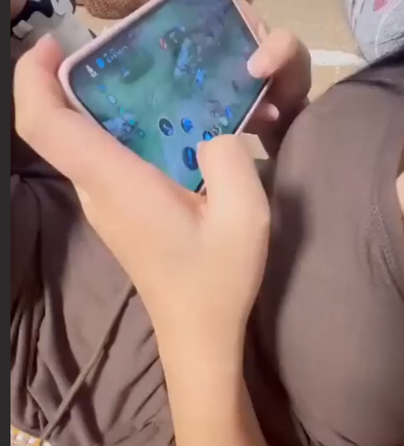 身材高挑的漂亮姐姐 正打游戏被弟弟摁住头为其