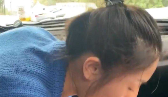 惊曝：江苏4S店女销售出卖货职业道德，为了业绩吃