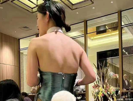 女仆庄园K歌喝酒 入场费就高达800 兄弟们值吗？