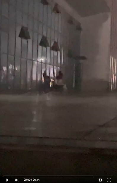 学生情侣校园角落长椅上