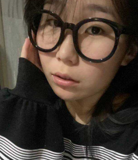 高三在校的眼镜娘学生妹 表面清纯校花