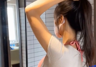 勾搭上了一个白嫩女销售 聊了很久终于嬳了出来 吃完饭