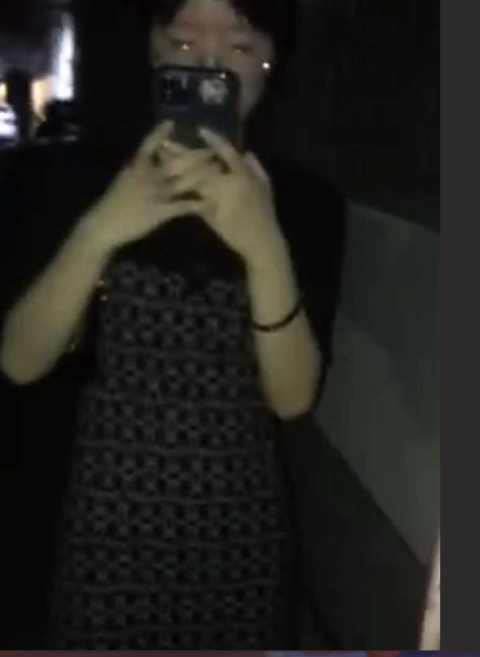 漂亮小姐姐被几个精神小妹儿