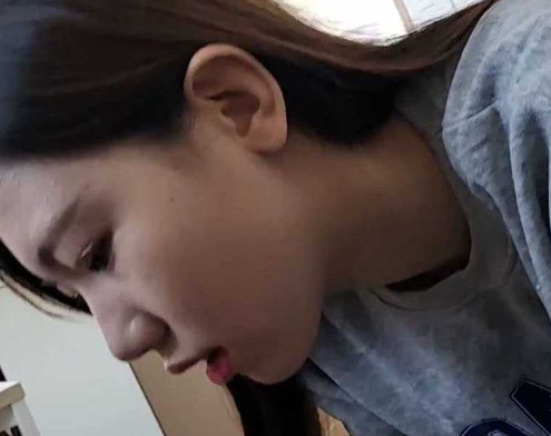 长得很可爱甜美系的女友很乖巧听话