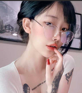 纹身花臂反差眼镜妹