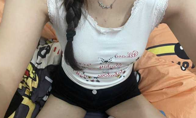 海角成功拿下姐姐小闺蜜 读技校护理专业的大眼睛美眉