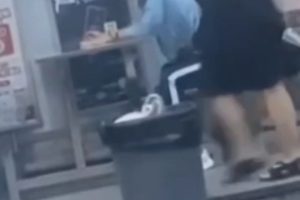 小情侣太猴急了吧！直接路边摊凳子上开始了