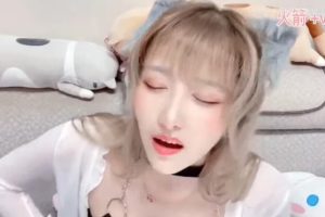 斗鱼湫小妍 大佬要求跳蛋表演，表情诱惑