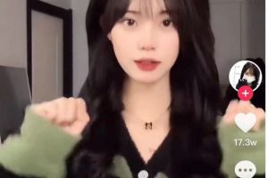 抖音-李丽欣 事件！ 200多万粉丝。视频里说会的姿势比她妈还多，哈哈！