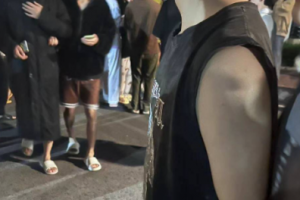 四川传媒学院 西区教学楼内俩情侣 不关灯 引发全校学生围观