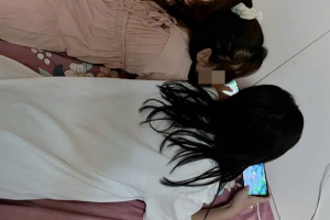 邪恶的父亲老刘 看女儿和同学同时 “睡熟”