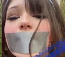 金发女孩无辜的眼神和头套男锁喉