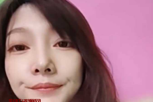 音乐老实真会玩！同学们上课啦 音乐老实「娜可露露」一边教学生弹钢琴唱歌 一边跳