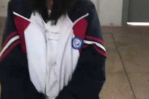 云南玉溪初中校园霸凌视频流出，小1崽子用木棍霸凌小女生 女孩被打的头破血流