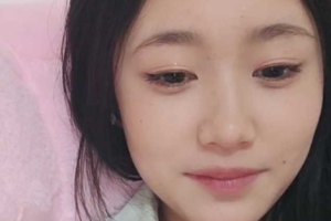 女大学生没关门在卧室直播 突然她妈闯进来了 尴尬的妹子