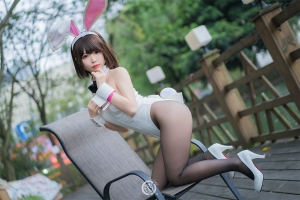 十万珍吱伏特 加藤惠户外兔女郎