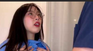 美国华裔 Elle Lee 上课中瘾犯了 去宿舍来一