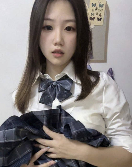 四川绵阳学生妹 制服丝袜包臀裙 私下被金主